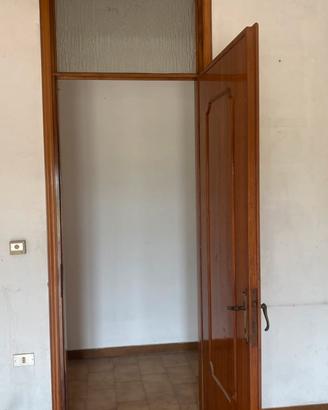 2 porte interne in legno con sopraluce satinato