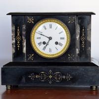 Orologio Parigina in marmo con statua di ragazzo