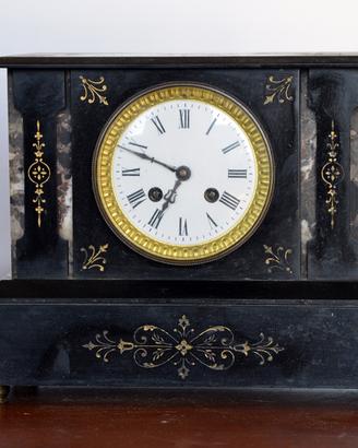 Orologio Parigina in marmo con statua di ragazzo