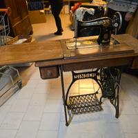 Macchina da cucire Singer antica con mobile