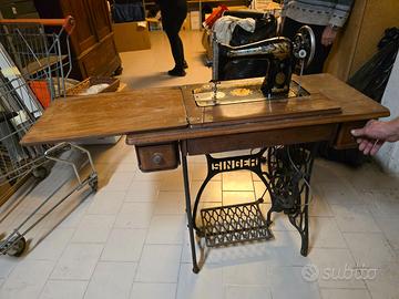 Macchina da cucire Singer antica con mobile