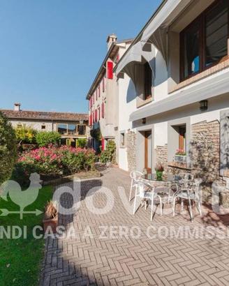 Rustico / Casale di 253 m² con 5 locali e box auto