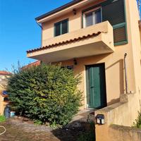 VILLETTA CAPOSCHIERA CON GIARDINO FRONTE-RETRO