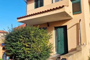 VILLETTA CAPOSCHIERA CON GIARDINO FRONTE-RETRO