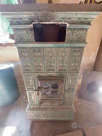 Stufa in maiolica a carbone