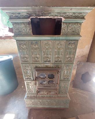 Stufa in maiolica a carbone
