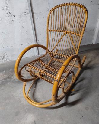 Sedia a dondolo in vimini