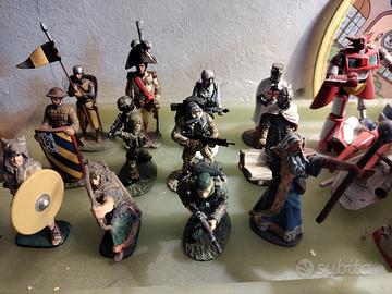 12 soldatini metallo da collezione.