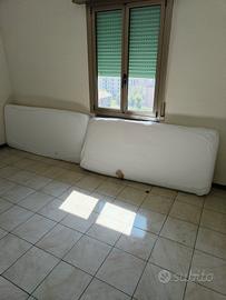 Letto matrimoniale completo di due materassi 