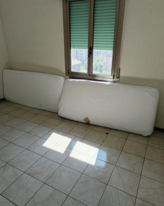 Letto matrimoniale completo di due materassi 