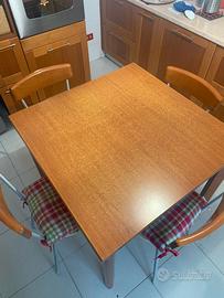 tavolo allungabile piu'4 sedie in legno massello