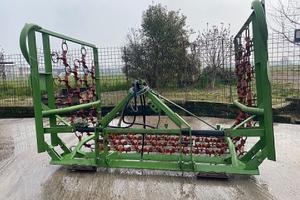 Trattore erpice a strascico per prati
