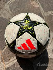 Pallone Adidas Champions League 2024 autografato