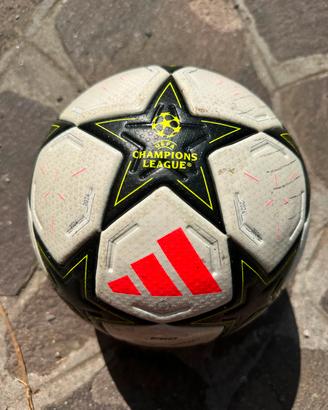 Pallone Adidas Champions League 2024 autografato