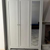 Armadio bianco Ikea con anta a specchio