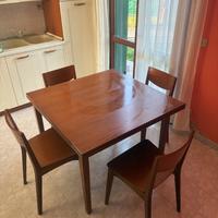 Tavolo con sedie allungabile in legno con 6 sedie
