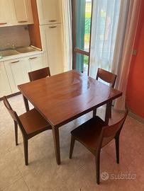 Tavolo con sedie allungabile in legno con 6 sedie