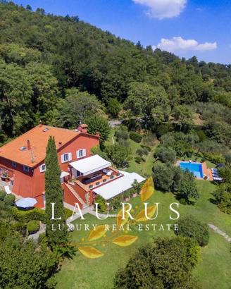 Villa di 450 m² con più di 5 locali e box auto dop