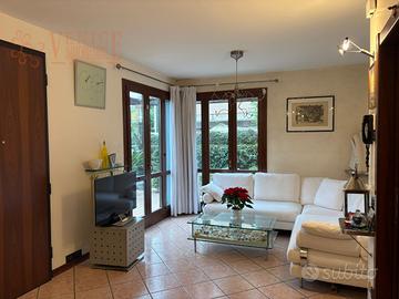 Elegante quadrifamiliare con giardino privato nel