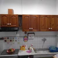 Cucina usata con penisola, noce medio