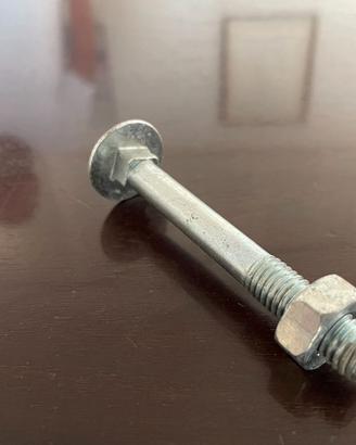 Bulloni a testa tonda (cavicchia) e dado esagonale