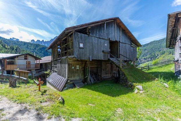 Tabià da ristrutturare a Pian con vista panoramica