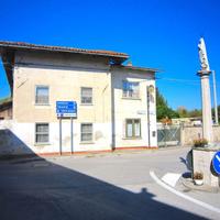 CASA ACCOSTATA AD UN LATO