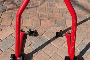 Cavalletto per moto regolabile