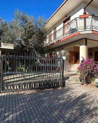 Casa indipendente di 165 m² con più di 5 locali a 