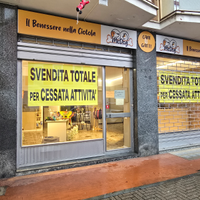 Locale.commerciale 2 vetrine piu retro