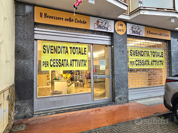 Locale.commerciale 2 vetrine piu retro