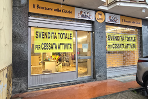 Locale.commerciale 2 vetrine piu retro