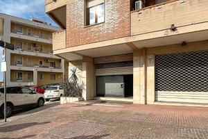 Locale commerciale in via Canepa