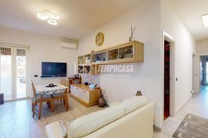 TRILOCALE ARREDATO CON BOX AUTO !!