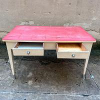 Tavolo in legno e formica con cassetti