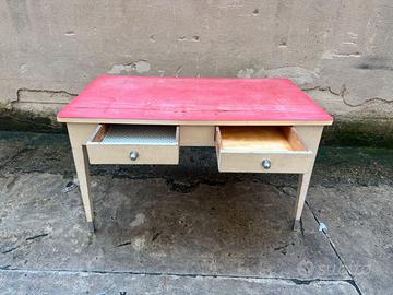 Tavolo in legno e formica con cassetti
