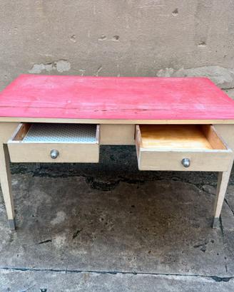 Tavolo in legno e formica con cassetti