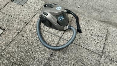 Aspirapolvere molto potente con accessori 