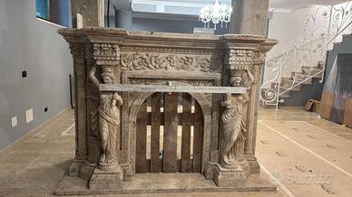 Camino monumentale in pietra naturale (travertino)