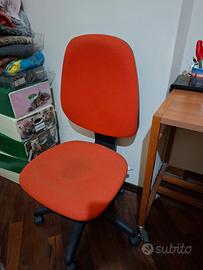 sedia girevole colore arancio morbida 