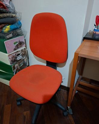 sedia girevole colore arancio morbida 