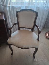 Poltrona antica  con decorazione legno