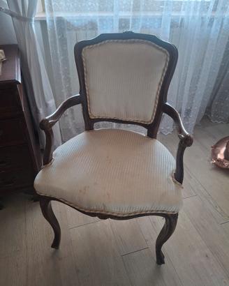 Poltrona antica  con decorazione legno