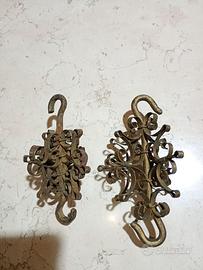 2 ganci per lampadari antichi in ferro dorati
