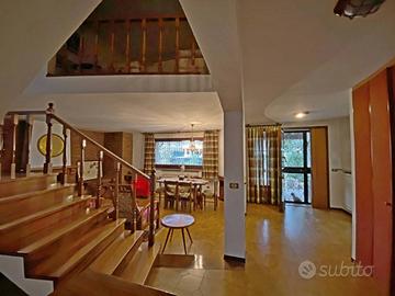 Villa di 228 m² con più di 5 locali e box auto dop