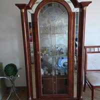 vetrina e tavolo con sedie 