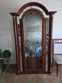 vetrina e tavolo con sedie 