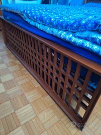  letto matrimoniale con 2 comodini