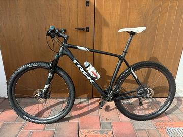 MOUNTAIN BIKE  TREK  in CARBONIO