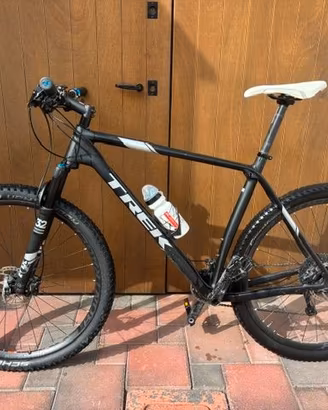 MOUNTAIN BIKE  TREK  in CARBONIO
